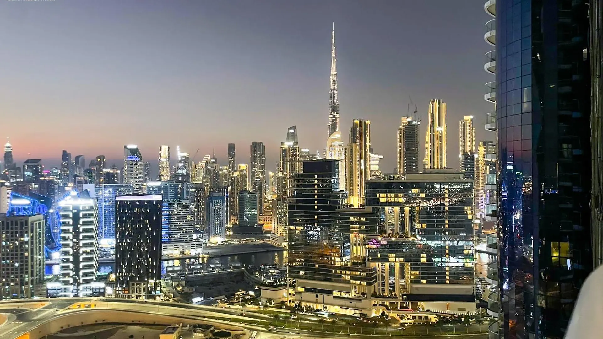 Bnbmehomes - Damac Towers Paramount Dubai United Arab Emirates